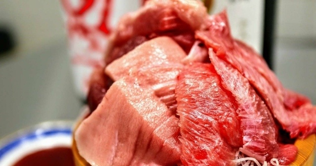 【夏季限定】今なら大盛りのマグロが半額に!500円均一の日本酒とお得に味わおう『吉田屋』