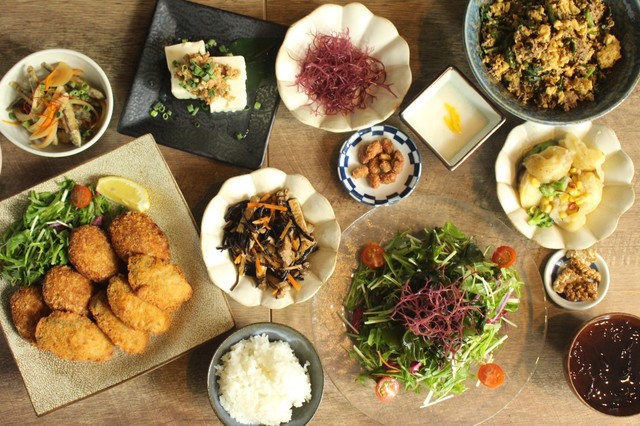 【日本橋】ビュッフェで出会う100島の料理と60種の島酒飲み放題『離島キッチン』