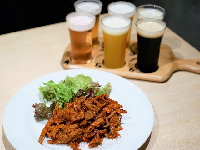 人形町にカフェとバーのニ毛作営業「NUMBER 6」が開業。