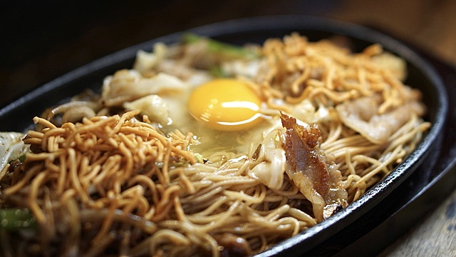 きたな旨い店として最高評価!中洲『KENZO cafe』の博多名物焼きラーメン