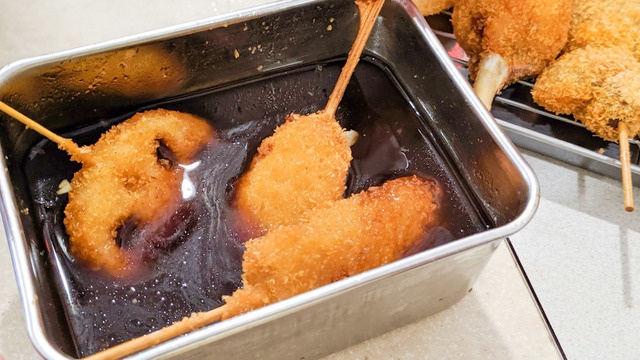 「串カツ田中、二度づけ解禁」の噂を実地検証。アスパラの根元にソースがついた！