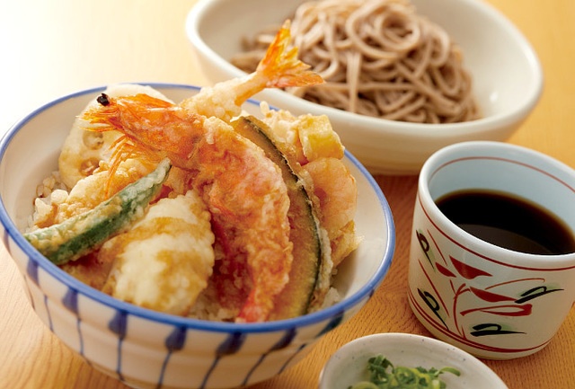 出来たて熱々サクサクの天丼を『天丼・天ぷら本舗 さん天』で！"秋鮭と帆立の天丼フェア"を開催