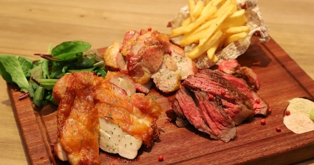 【水道橋】900gの肉プレート！ボリューム満点な肉料理を100種のワインと味わう『29DOME』