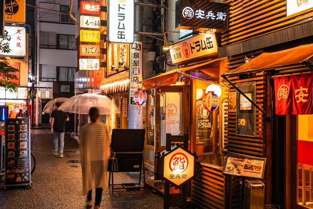 新橋｜立ち飲み屋巡りはいかが?山盛りマグロにせんべろ、日本酒飲み比べも！お酒好きの皆さん必見