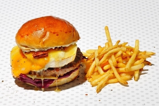 【期間限定】8種のチーズを使った「ピザバーガー」が爆誕！『J.S. BURGERS CAFE』