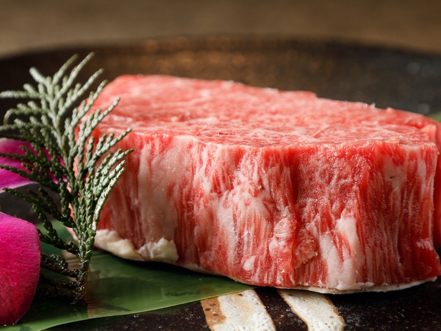 【新橋】ランクにこだわらない“本当にうまい肉” 5cmの肉厚ステーキも『和牛焼肉 うし成』