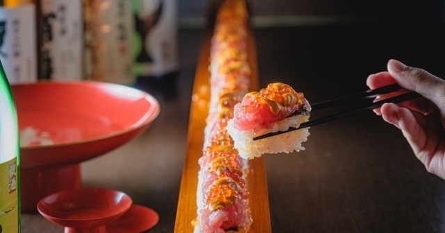 【中野】超ロ〜ング！1mのユッケ寿司が登場！『ゴエモン』の新名物は1日3食限定