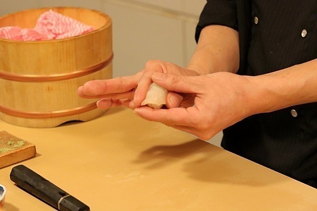 【天満橋】5,000円で飲み放題付き！本格鮨で締める『すしのや』の大将おまかせコース