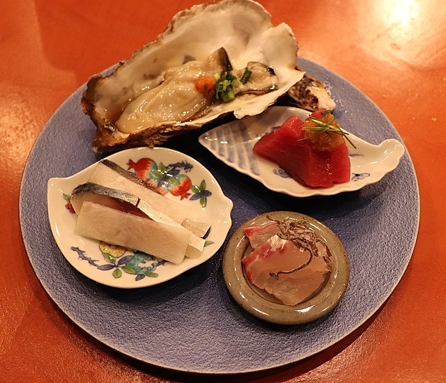 MUGENが「炉端焼このじ」を麻布十番にオープン。ライブ感溢れるコの字型のカウンター席で炉端の醍醐味を演出し、ドリンクは「焼酎」で勝負！