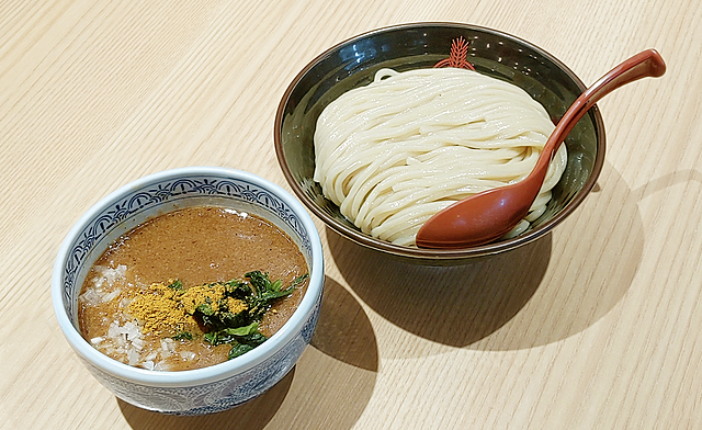 【期間限定】『三田製麺所』からスパイシーな「三田流カレーつけ麺」が販売！