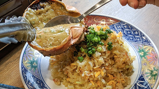 『磯丸水産』の人気No.1「蟹味噌甲羅焼」でアレンジしたら激ウマチャーハンができた！
