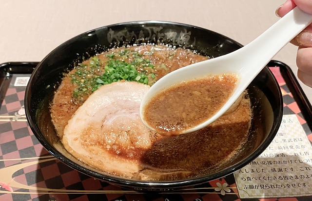 【5月末まで】35万食売り上げた『らあめん花月嵐』の「黒武者」が4年ぶりに復活!
