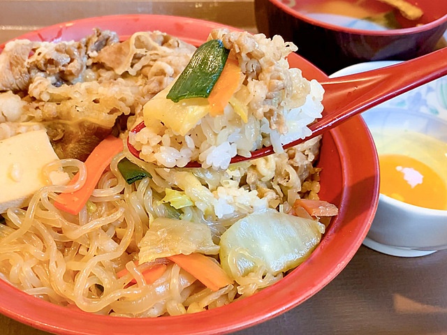 『すき家』のすきは、すき焼きのすき。すき家の原点「牛すき焼き丼」が期間限定で登場！