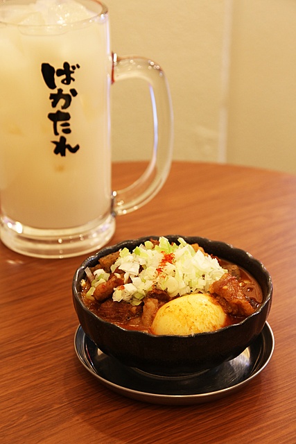 親鳥の煮込みを看板に「煮込み専門店 ばかたれ」が五反田で開業。