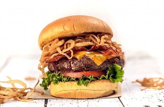 【〜5月6日】店から1km圏内なら無料で配達！『ハードロックカフェ』がテイクアウトを開始