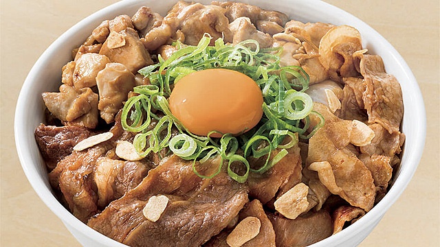 『吉野家』史上最大ボリューム！牛、豚、鶏で1700kcalの「スタミナ超特盛丼」発売