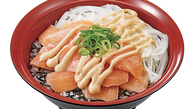 『すき家』が「オニオンサーモン丼」新発売。わさびマヨに醤油や七味で味変も楽しめる！