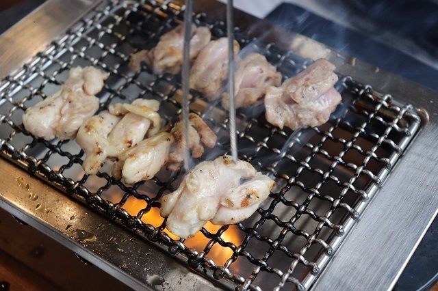 「とり焼きggじじ」が新橋にオープン。