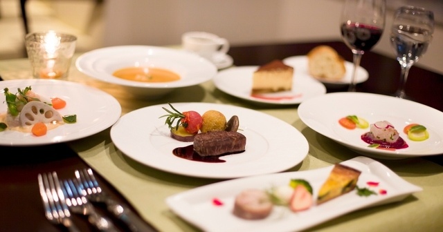 【新宿】ホワイトデーに連れて行きたいディナー7選。華やかなビュッフェから絶景フレンチまで