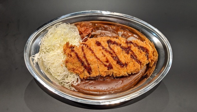 金沢カレー発祥の味を気軽に自宅で！『チャンピオンカレー』の「お皿つきセット」でお店と同じカレーを再現。