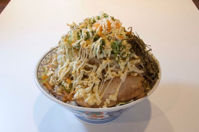 たっぷり背脂にガリマヨをトッピング！『ばんから』に進化系「ストロングラーメン」が誕生
