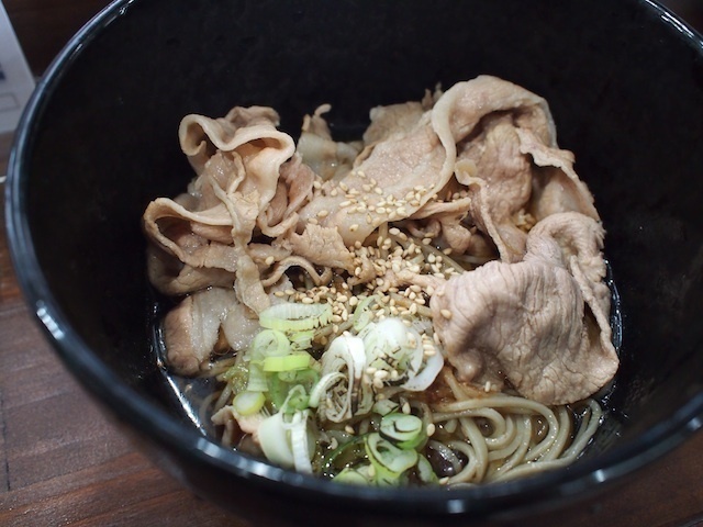 【人形町】醤油を一切使わない“究極の塩だし”を武器に、そば業界に新風を吹き込む『そば助』