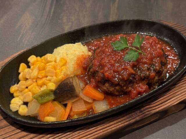 浜松町│熱々の鉄板で届く肉肉しいハンバーグ！7種ソースから選べる『michi』の新ディナー