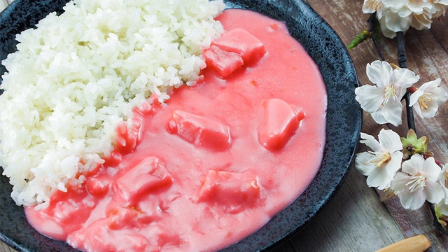 鮮やかなピンクも眩しい『春満開 さくらカレー』が横須賀海軍カレーメーカーから発売中！