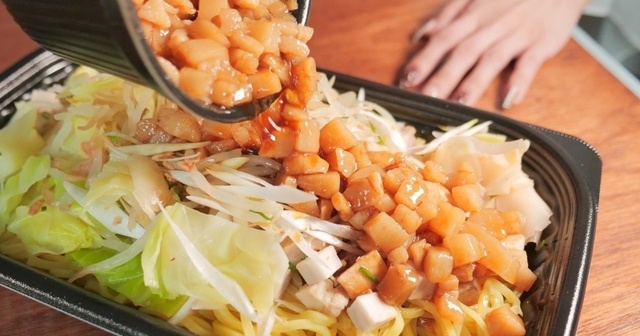 【計6kg】『MAX鈴木の背脂飯店』のデカ盛りを注文！ 背脂と背徳感の沼に溺れてみた！