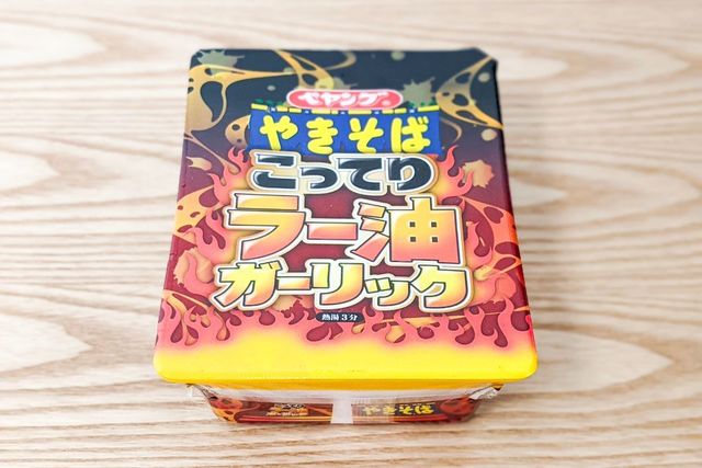 ペヤング「こってりラー油ガーリックやきそば」を食べてみたら、ただの旨い◯◯だった