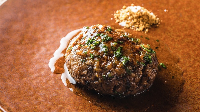 【恵比寿】肉汁ジュワリ。薪火グリル専門『リグニス』が休日限定ハンバーグランチを提供開始