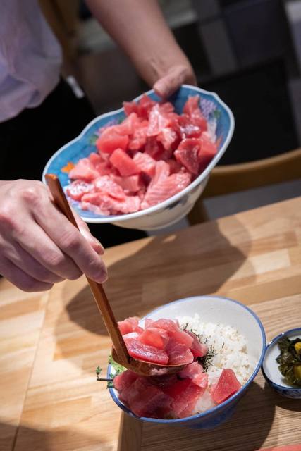 小伝馬町に「食堂うなり 日本橋小伝馬町」がオープン。軽オペレーションの「職人いらずの魚業態」を構築し、FC展開も視野に入れる！