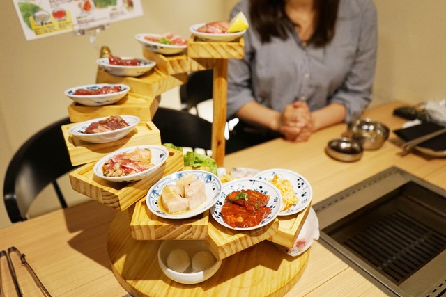 [六本木]ワインセラー飲み放題！ 『熟成焼肉 肉源』の「名物十段盛り」を堪能