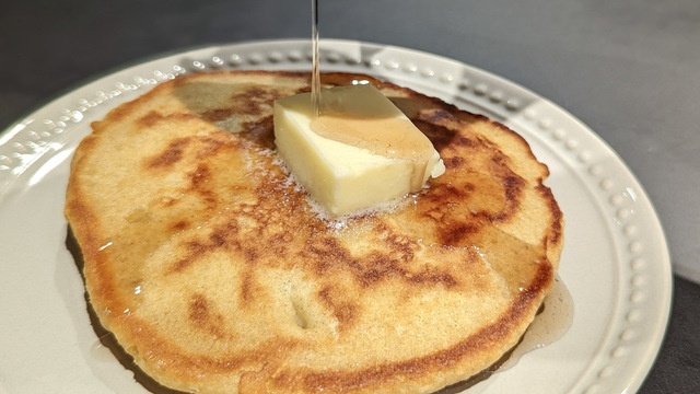 100グラム1400円のイタリア産高級バターを使って、そば粉のパンケーキを作ってみた！