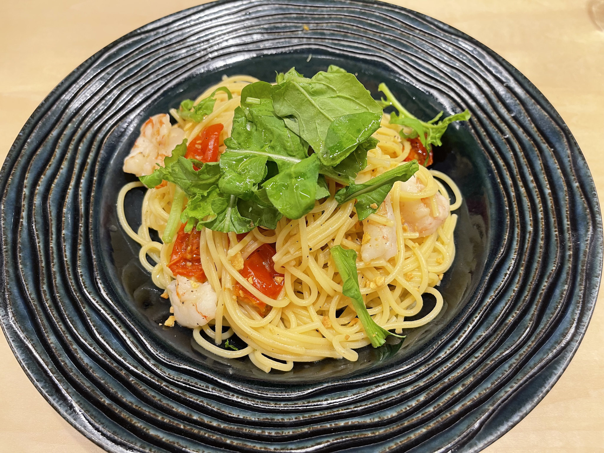 世界初】45秒で完成!?パスタ自動調理ロボを備えた丸ビルの『エビノ