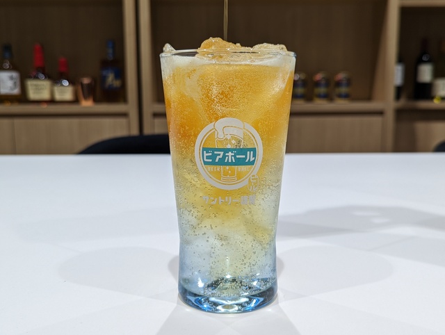 炭酸で割るビール!?好みに合わせて濃さを変えられる「ビアボール」を飲んでみた!