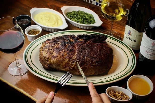 漫画のような巨大塊肉にかぶりつけ！話題の『マロリーポークステーキ』が大阪難波に初出店