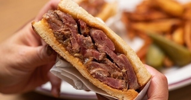 【平日ランチ】200gの熟成肉をサンド！人気ステーキ店『ピーター・ルーガー』に限定メニュー登場