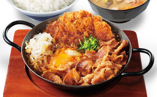 【2/10〜】牛肉20％増量して5年ぶりに復活！かつや「牛すき焼きとチキンカツの合い盛り」