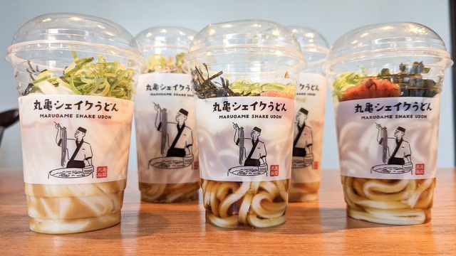 『丸亀製麺』の「シェイクうどん」を食べてみた。思いっきりシェイクするのが旨さの秘訣