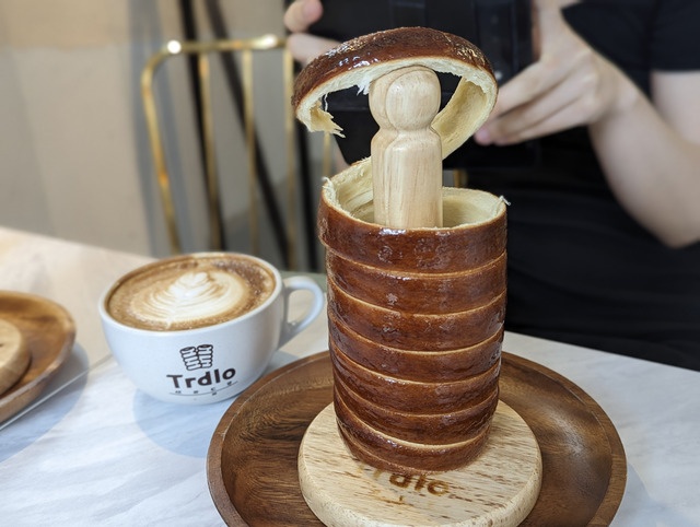 新大久保｜話題の煙突チムニーパン専門店『trdlo』映えるだけじゃないカリフワ食感が魅力