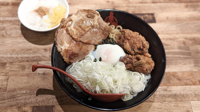 総重量770g！三田製麺所の「伝説のすたみな油そば」は、まさに"すた丼"だった