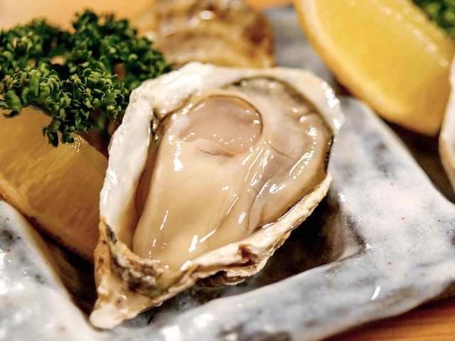 宮崎・ニシタチ｜身入り・貝柱・旨みが三拍子！プリプリ生牡蠣が自慢の『俺の牡蠣』