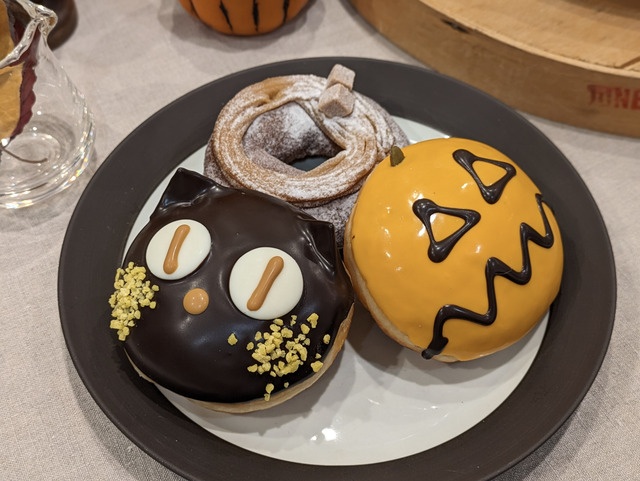 おばけカボチャや黒猫も！クリスピー・クリーム・ドーナツにハロウィン限定モンスタードーナツが登場
