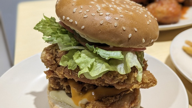 韓国No.1『MOM'S TOUCH』が日本初上陸！鶏もも肉1枚丸ごと挟むバーガーは必食