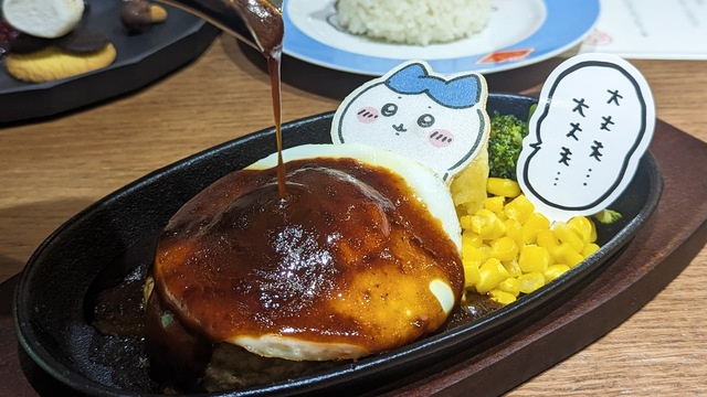 ファン待望の常設店『ちいかわレストラン』がオープン!ホール担当なちいかわたちがファミレスで大暴れ