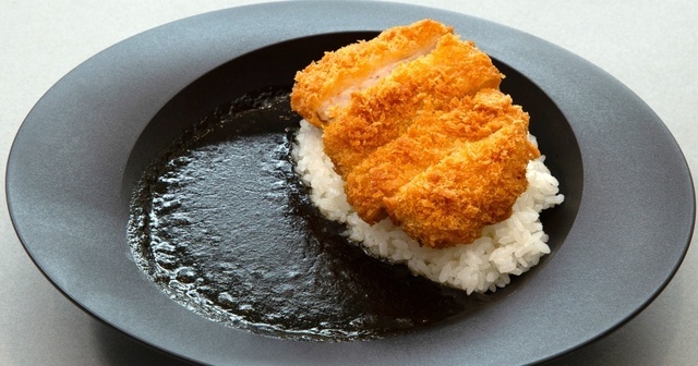 浜松町｜ルーが真っ黒!? 小麦粉不使用、リンゴでとろみをつけるスパイスカレーに注目『RIN＆GOカレー』