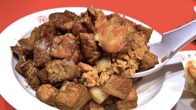 【ほぼ肉】肉が米の2倍!大阪王将の限定メニュー「ニンニク肉肉肉チャーハン」を食べてみた。