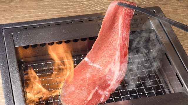 2月9日(肉の日)に新登場!長さ23センチの「別格牛タン」は食べ応え抜群『焼肉ライク』