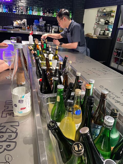 モバイルオーダーでメニュー選びが楽しい！フードコートスタイルのネオ横丁「汐留横丁」でとことん飲んでみた